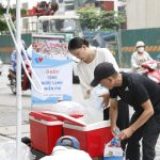 Xuất hiện “Trạm ATM nước lạnh” miễn phí cho người đi đường tại Hà Nội 141 Phố Vọng – ( Báo mới đưa tin )
