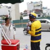Hà Nội: Quầy nước mát giải khát miễn phí cho người lao động giữa nắng nóng 141 Phố Vọng – Báo lao động đưa tin