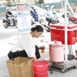 Câu chuyện chai nước chè xanh mát lạnh miễn phí giữa Thủ đô tại 141 Phố Vọng theo phunumoi.net.vn