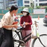 Báo Tổ quốc – “Ở đây tặng nước lạnh miễn phí” – Khi người lao động nghèo ở Hà Nội được giải nhiệt bằng tình người